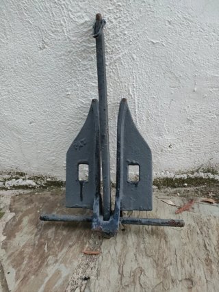 Lote de anclas náuticas antiguas de hierro