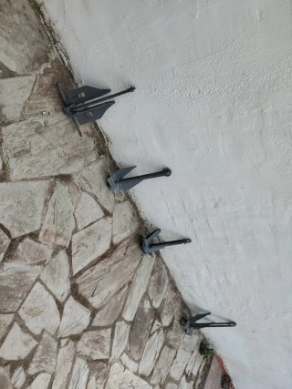Lote de anclas náuticas antiguas de hierro
