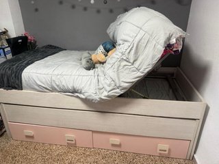 Cama nido con colchones y un armario a juego