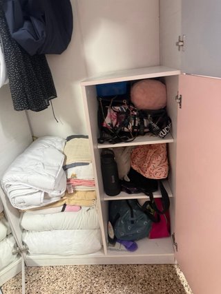 Cama nido con colchones y un armario a juego