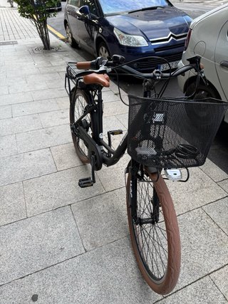 Bicicleta Eléctrica Negra con Cesta