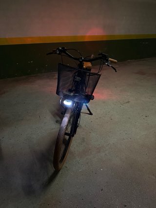 Bicicleta Eléctrica Negra con Cesta
