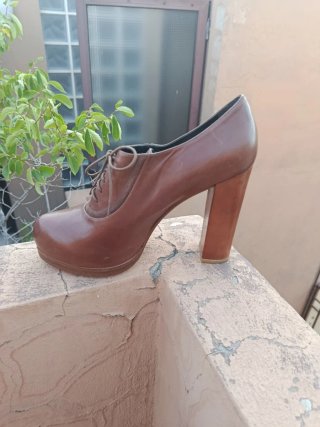 Zapatos marrones con cordones de Stuart Weitzman