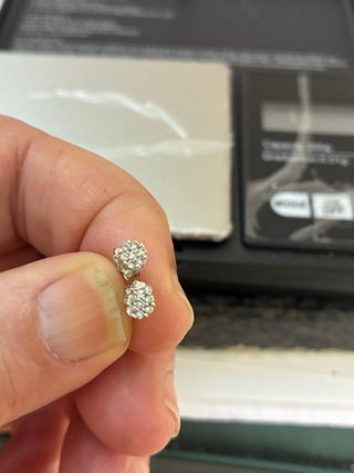 Pendientes oro 10k Con pequeños Diamantes  Natural