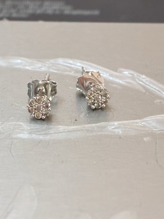 Pendientes oro 10k Con pequeños Diamantes  Natural