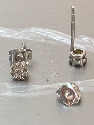 Pendientes oro 10k Con pequeños Diamantes  Natural