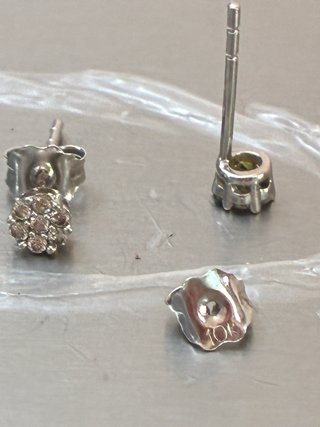 Pendientes oro 10k Con pequeños Diamantes  Natural