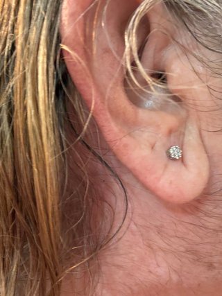 Pendientes oro 10k Con pequeños Diamantes  Natural