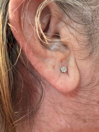 Pendientes oro 10k Con pequeños Diamantes  Natural