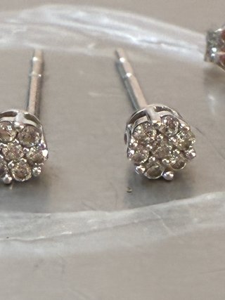Pendientes oro 10k Con pequeños Diamantes  Natural