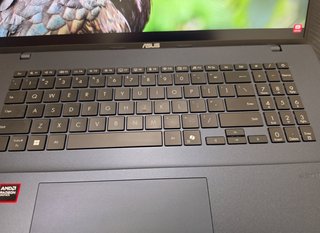 Asus Vivobook 18.4" AMD Ryzen 7 260 1TB 32G RAM