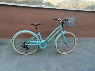 Bicicleta azul con cesta