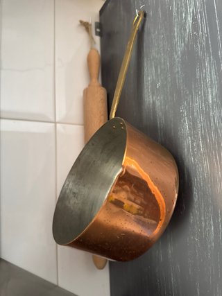 Lote 4 cazos + 1 cobre macizo antigüedad