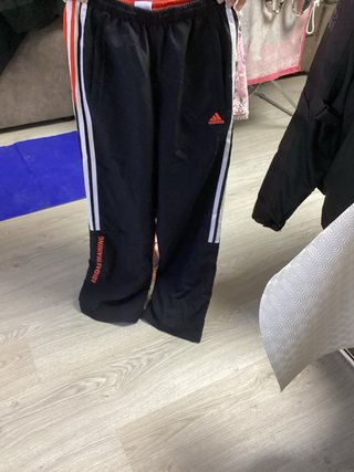 Pantalón Adidas sin utilizar