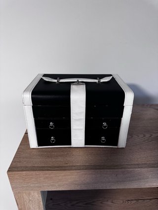 Joyero negro y blanco con espejo