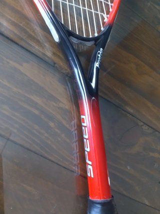 Raqueta de tenis/squash roja y negra