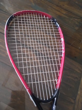 Raqueta de tenis/squash roja y negra