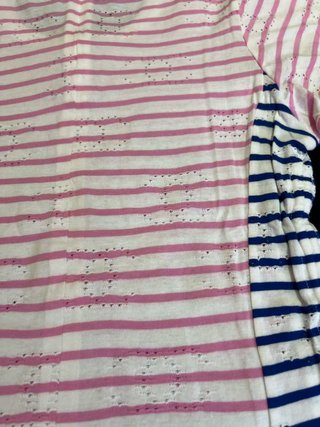 camiseta a rayas rosas