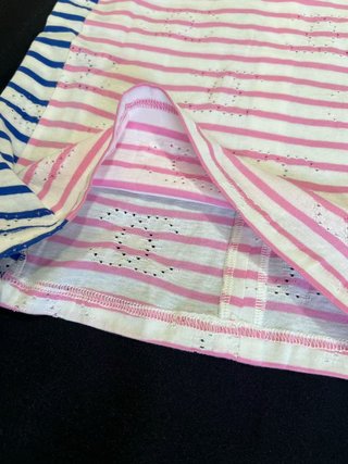 camiseta a rayas rosas