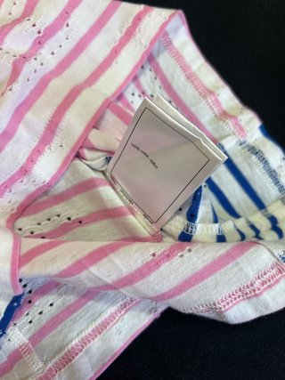 camiseta a rayas rosas