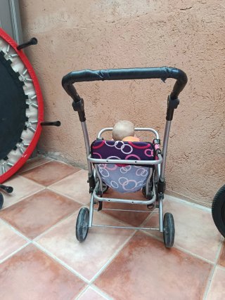 Carrito de muñecas con dos bebés