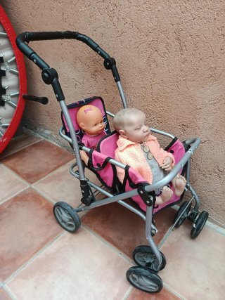 Carrito de muñecas con dos bebés