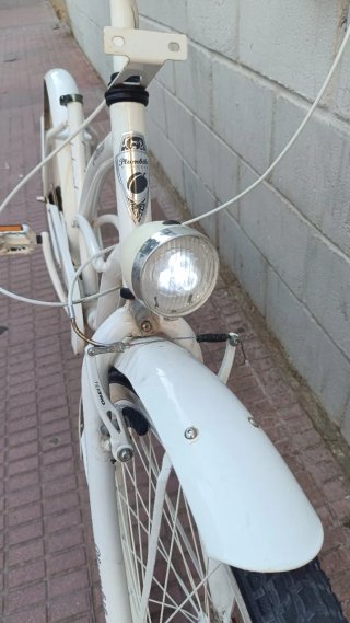 Bicicleta de paseo blanca