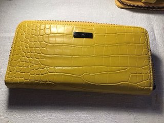 Cartera y tarjetero mostaza