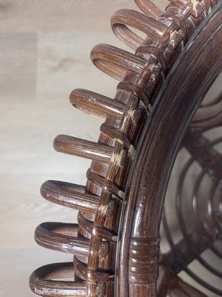Mesa auxiliar de mimbre oscura