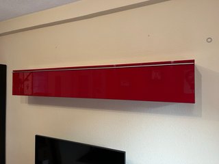 Mueble TV y estante pared rojo