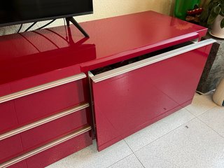 Mueble TV y estante pared rojo