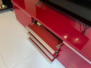 Mueble TV y estante pared rojo