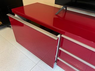 Mueble TV y estante pared rojo