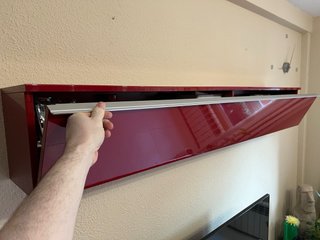 Mueble TV y estante pared rojo