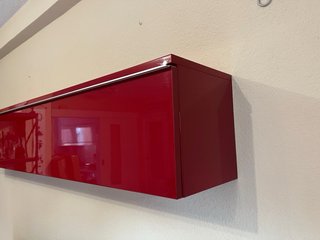Mueble TV y estante pared rojo