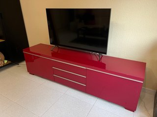 Mueble TV y estante pared rojo