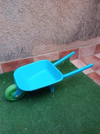 Carretilla de juguete azul