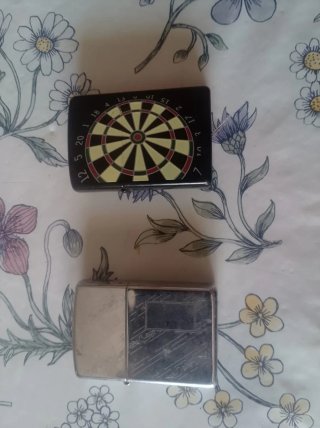 2 mecheros Zippo, uno con diseño de dardos