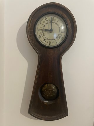 Reloj de madera antiguo con péndulo