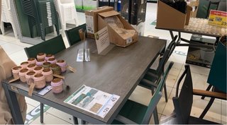 Conjunto mesa terraza efecto madera y sillas