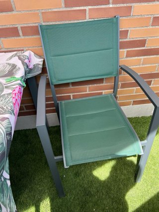 Conjunto mesa terraza efecto madera y sillas