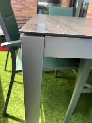 Conjunto mesa terraza efecto madera y sillas