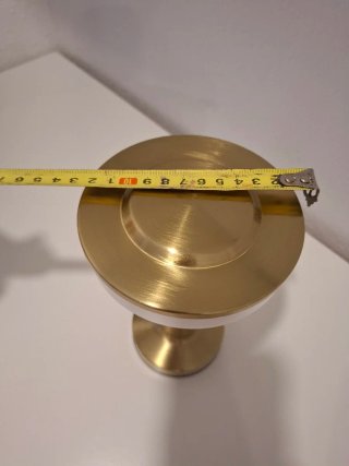 Lámpara de mesa dorada y blanca