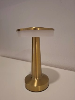 Lámpara de mesa dorada y blanca