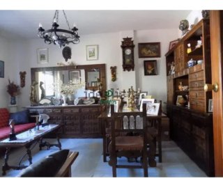 Mesa de comedor con 6 sillas de madera y cuero