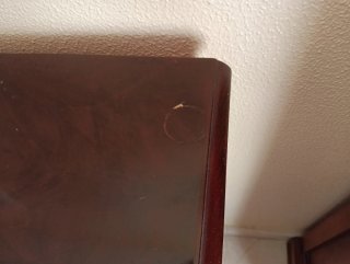 Cómoda de madera oscura