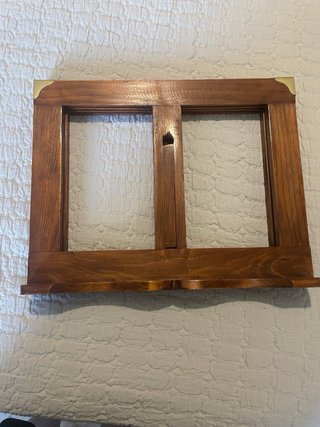 Atril de madera con esquinas de laton