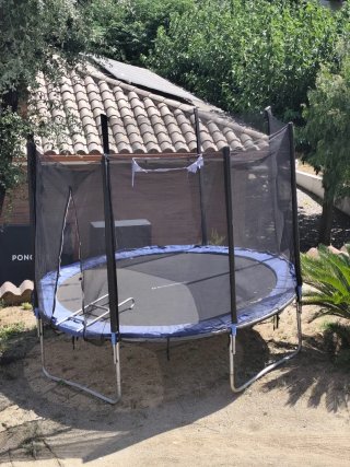 Cama elástica con red de seguridad