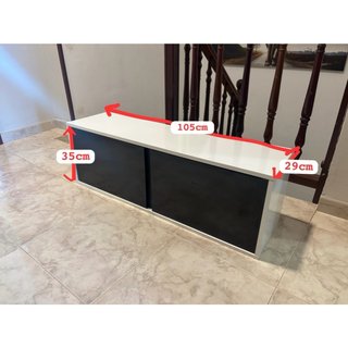 Estantería de dos puertas blanca y negra