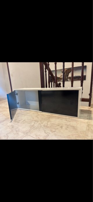 Estantería de dos puertas blanca y negra